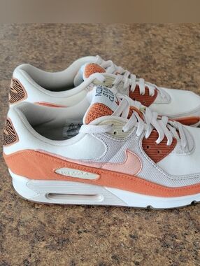 Nike Air Max 90 SE sneakers in the "Sun Club - Sail Light Madder Root" colorway